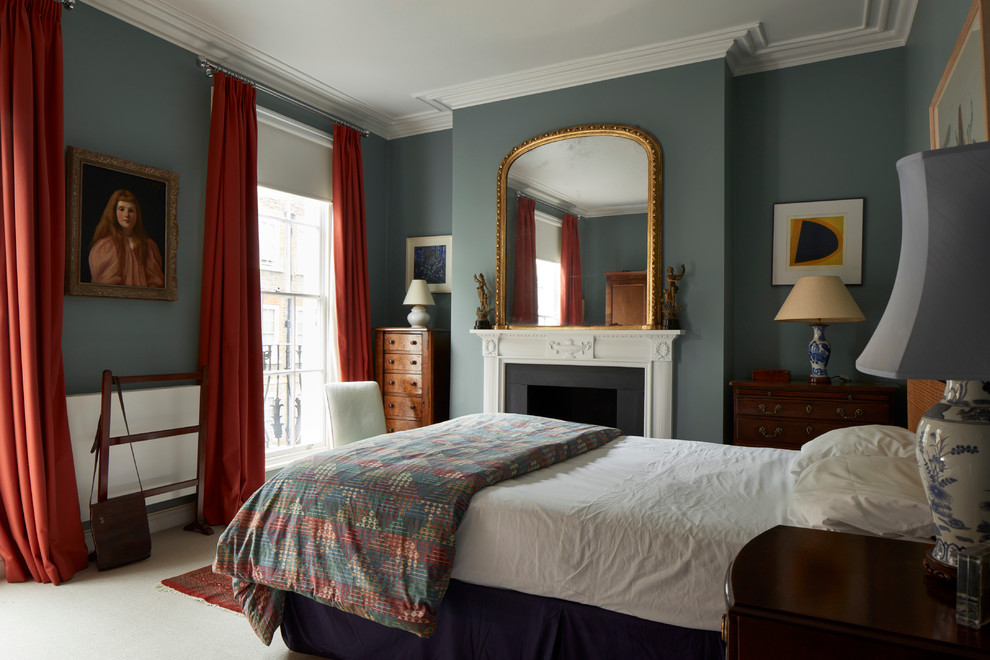 ロンドンにあるヴィクトリアン調のおしゃれな寝室 (緑の壁、カーペット敷き、漆喰の暖炉まわり) のレイアウト