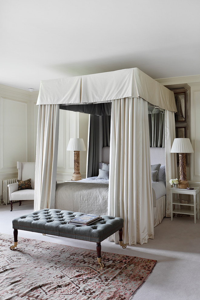 Источник вдохновения для домашнего уюта: хозяйская спальня среднего размера в классическом стиле с белыми стенами и ковровым покрытием