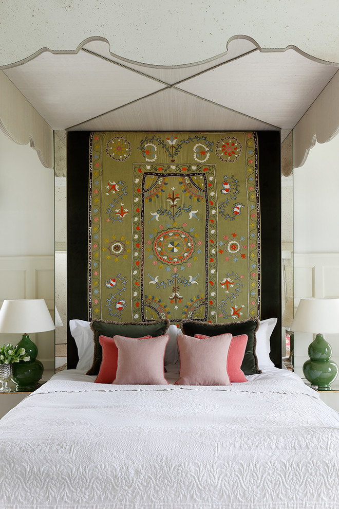 На фото: хозяйская спальня среднего размера в классическом стиле с белыми стенами