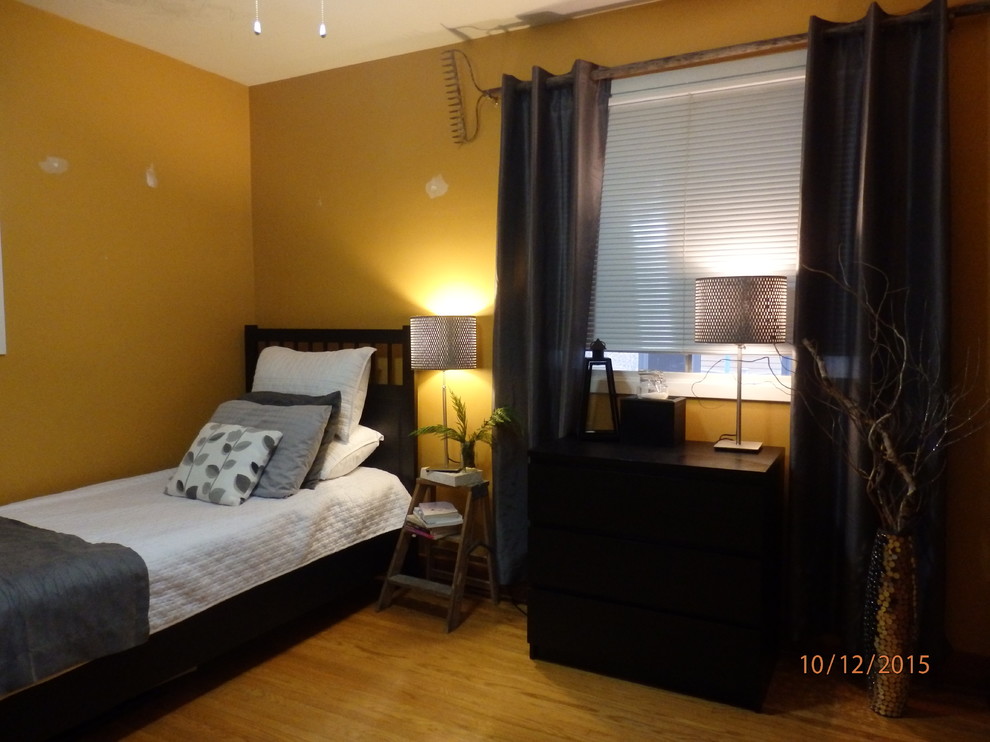 Diseño de habitación de invitados ecléctica pequeña sin chimenea con paredes amarillas y suelo de madera clara