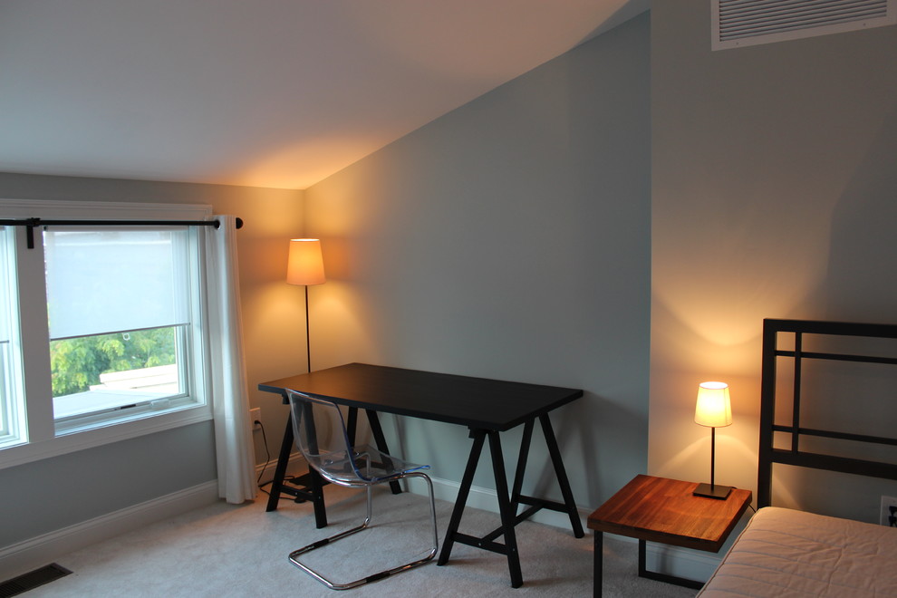 Foto di una camera da letto stile loft bohémian di medie dimensioni con pareti blu e moquette