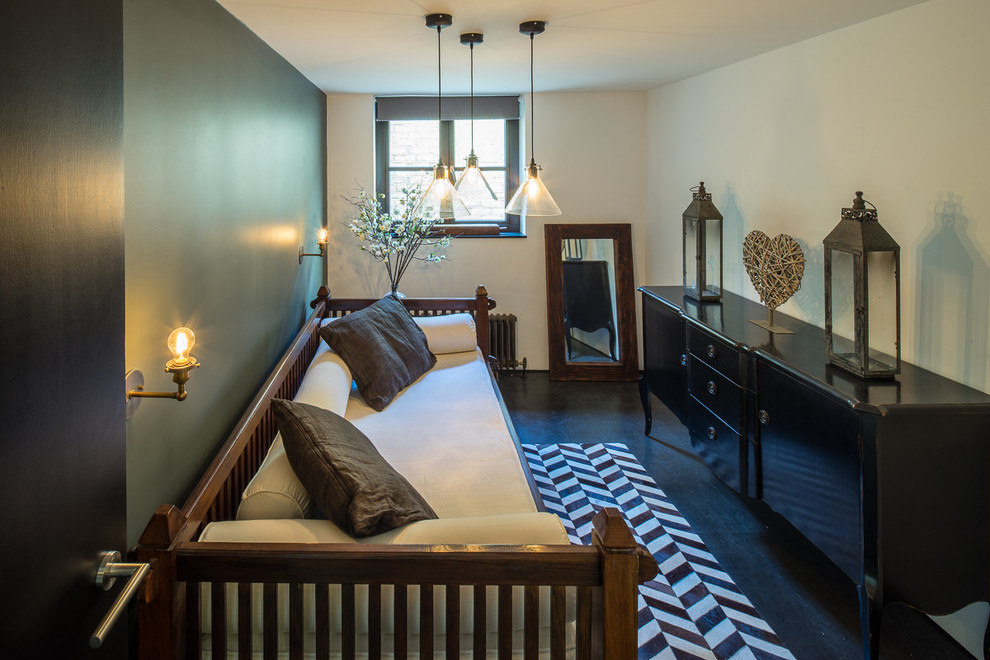 На фото: маленькая гостевая спальня (комната для гостей) в стиле неоклассика (современная классика) с белыми стенами и бетонным полом для на участке и в саду