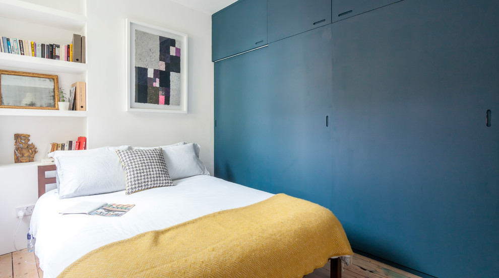 Modernes Schlafzimmer mit weißer Wandfarbe, hellem Holzboden und beigem Boden in London