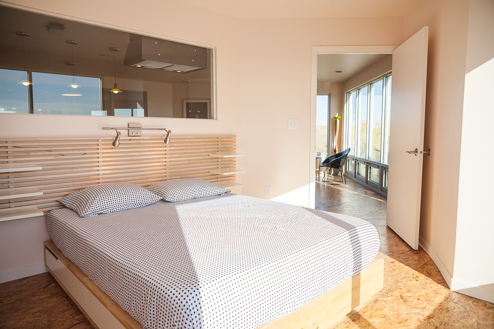 Modelo de dormitorio principal actual de tamaño medio sin chimenea con paredes blancas y suelo de contrachapado
