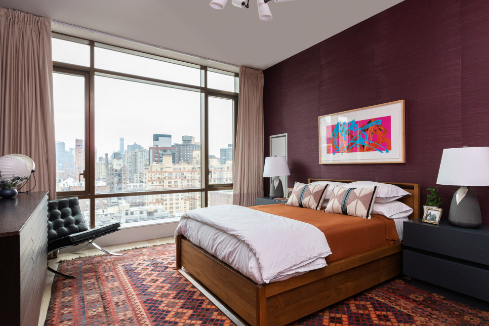 Immagine di una camera da letto contemporanea con pareti viola, parquet chiaro e pavimento beige