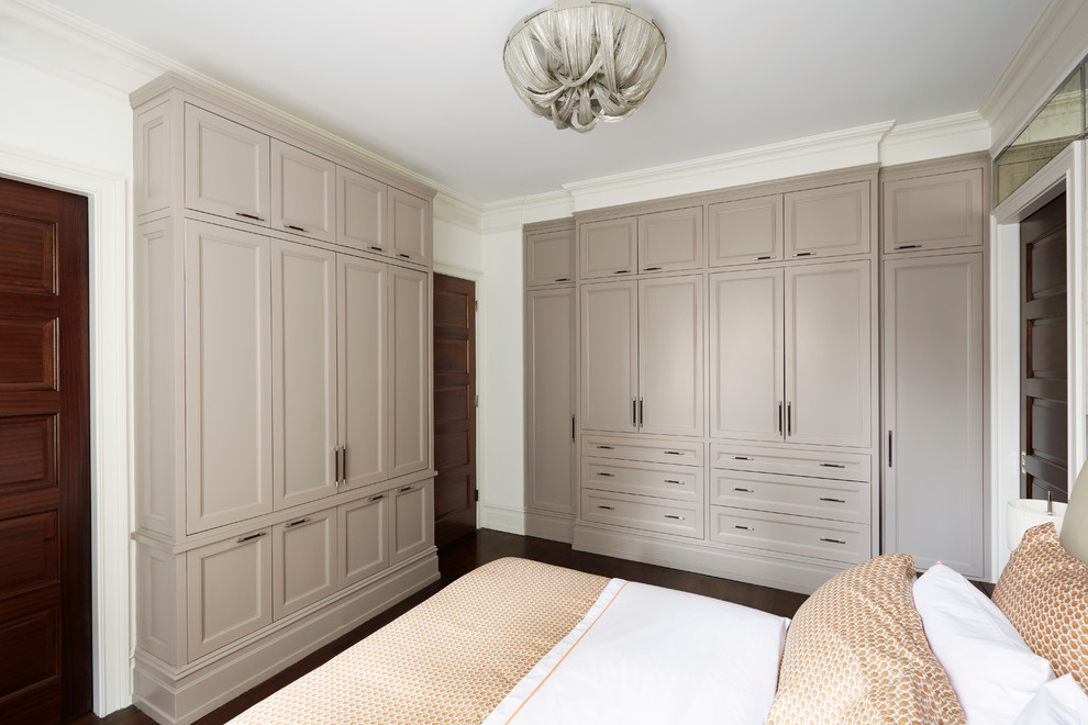 Modelo de dormitorio principal clásico renovado de tamaño medio sin chimenea con paredes blancas y suelo de madera oscura