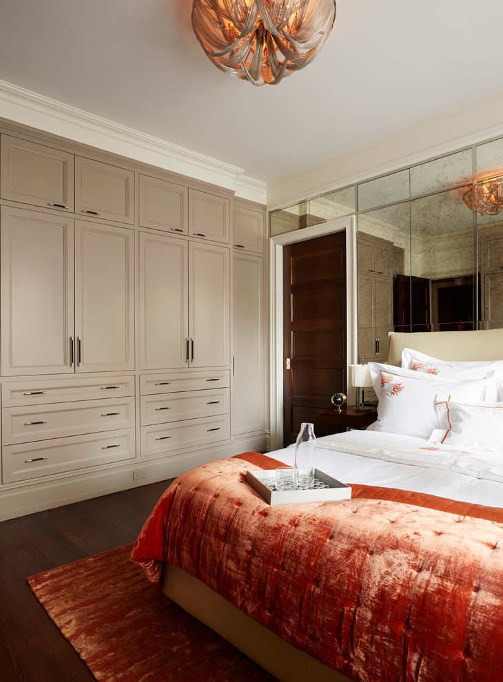 На фото: хозяйская спальня среднего размера в стиле неоклассика (современная классика) с белыми стенами и темным паркетным полом без камина