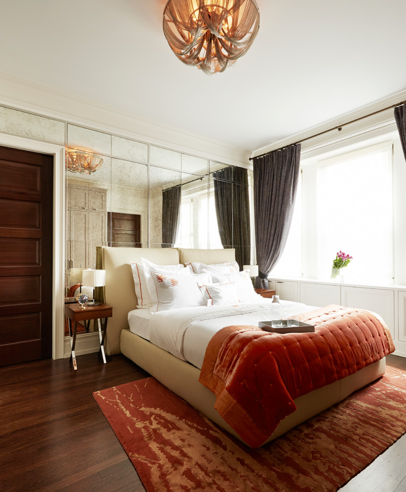 Foto de dormitorio principal clásico renovado grande sin chimenea con paredes blancas y suelo de madera oscura