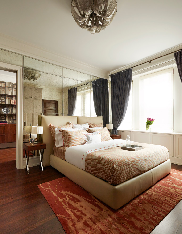 Пример оригинального дизайна: хозяйская спальня среднего размера в стиле неоклассика (современная классика) с белыми стенами и темным паркетным полом без камина