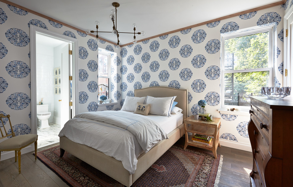 Пример оригинального дизайна: спальня в стиле неоклассика (современная классика) с разноцветными стенами и темным паркетным полом