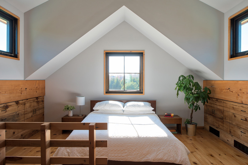 Foto de dormitorio blanco y madera campestre con paredes blancas y suelo de madera en tonos medios
