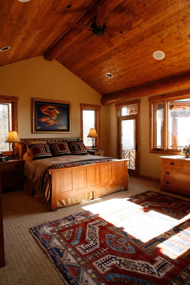 Mittelgroßes Rustikales Hauptschlafzimmer ohne Kamin mit beiger Wandfarbe, Teppichboden und weißem Boden in Denver