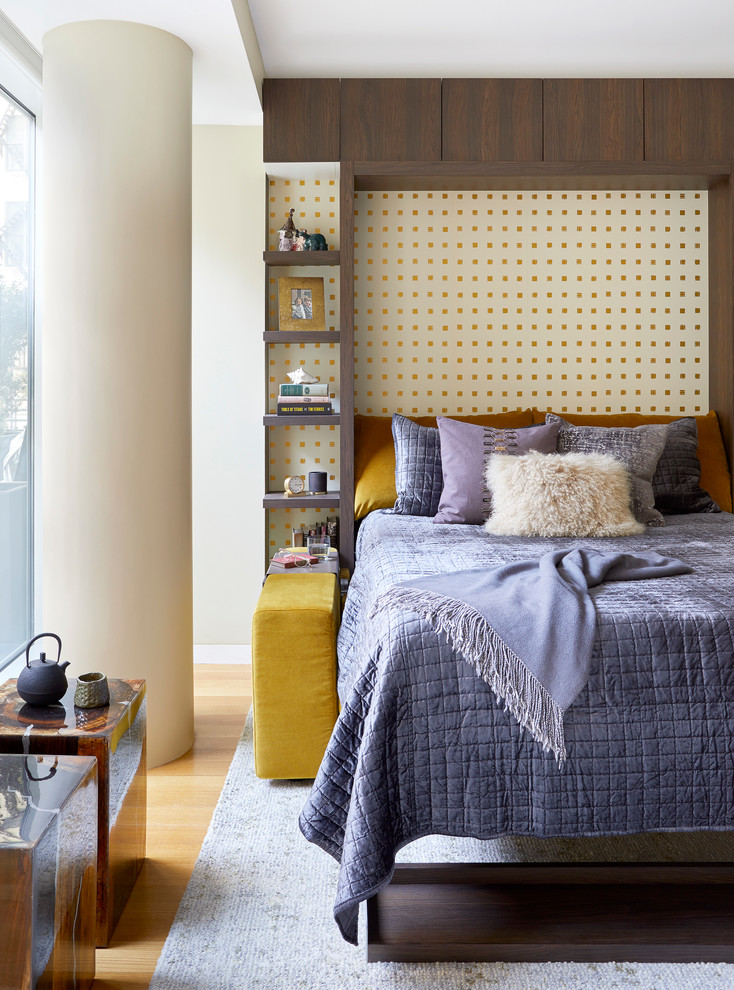 Cette image montre une petite chambre design avec un mur beige, un sol en bois brun et un sol marron.