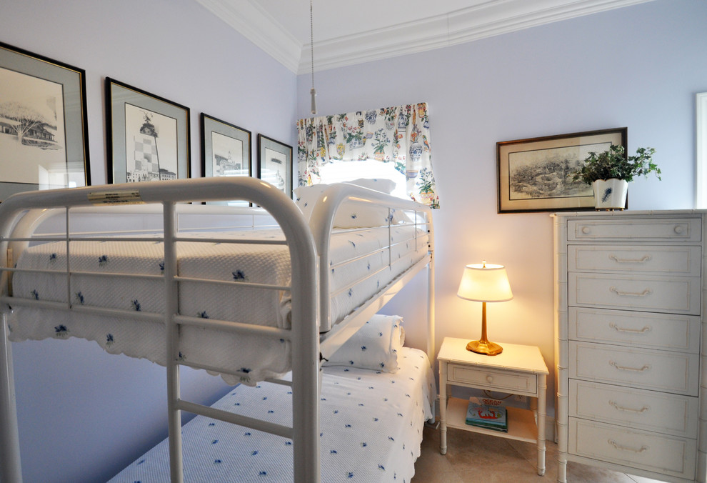 Kleines Stilmix Gästezimmer mit blauer Wandfarbe und Travertin