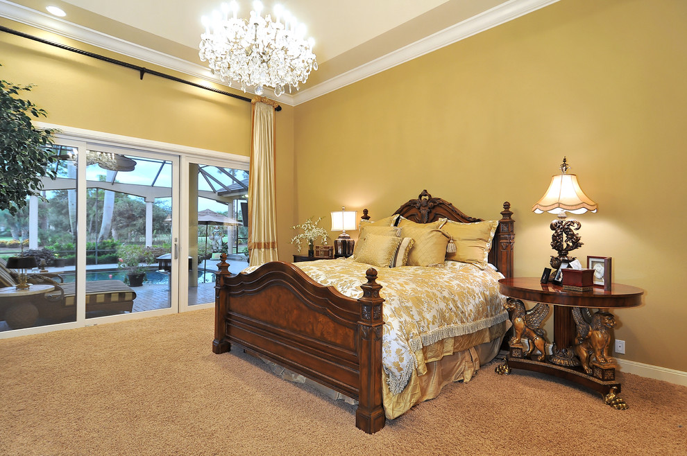 На фото: спальня в классическом стиле с желтыми стенами и ковровым покрытием