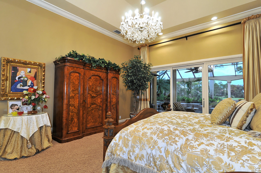 Стильный дизайн: спальня в викторианском стиле с желтыми стенами - последний тренд