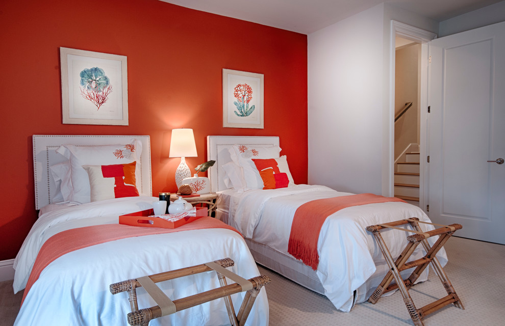 マイアミにあるビーチスタイルのおしゃれな客用寝室 (オレンジの壁、カーペット敷き、暖炉なし、アクセントウォール) のレイアウト