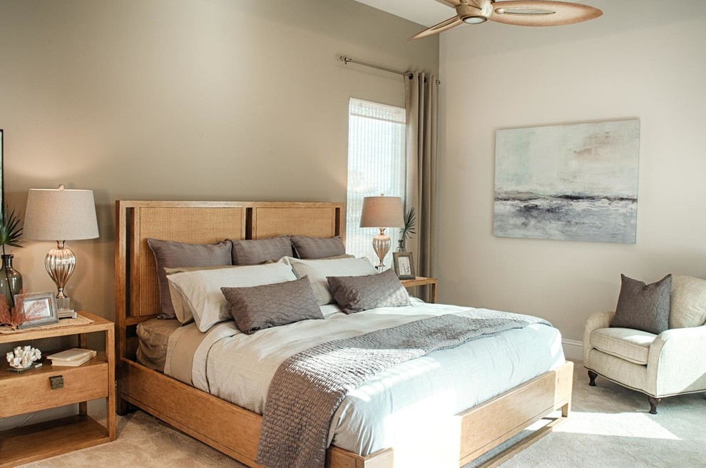 Идея дизайна: хозяйская спальня в морском стиле с ковровым покрытием и бежевыми стенами без камина