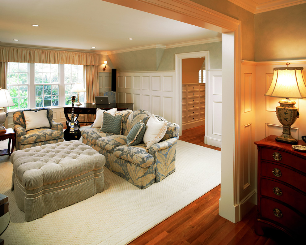 Imagen de dormitorio principal clásico extra grande con paredes verdes y suelo de madera en tonos medios