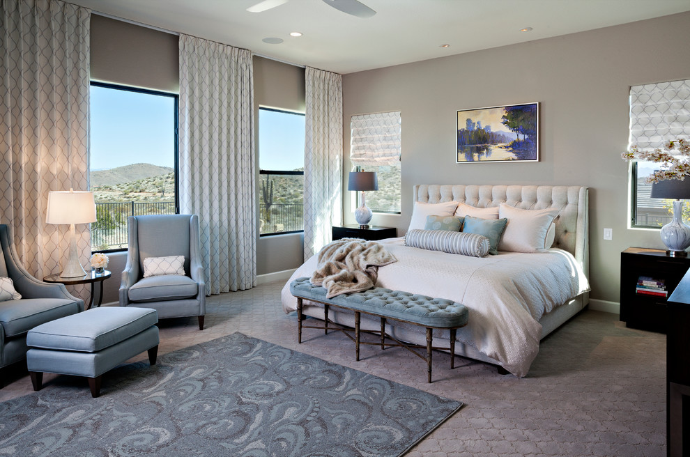 Großes Modernes Hauptschlafzimmer mit grauer Wandfarbe, Teppichboden und grauem Boden in Phoenix