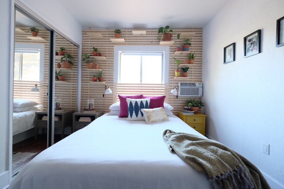 Kleines Mid-Century Hauptschlafzimmer mit weißer Wandfarbe und dunklem Holzboden in Los Angeles