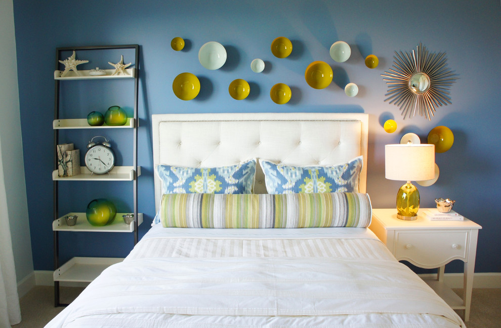 Ejemplo de habitación de invitados contemporánea de tamaño medio sin chimenea con paredes azules y moqueta