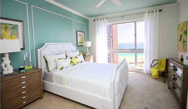 Diseño de habitación de invitados actual de tamaño medio sin chimenea con paredes azules y moqueta