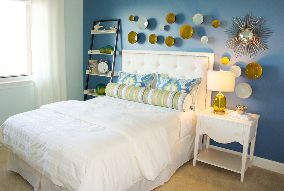 Mittelgroßes Modernes Gästezimmer ohne Kamin mit blauer Wandfarbe und Teppichboden in Miami