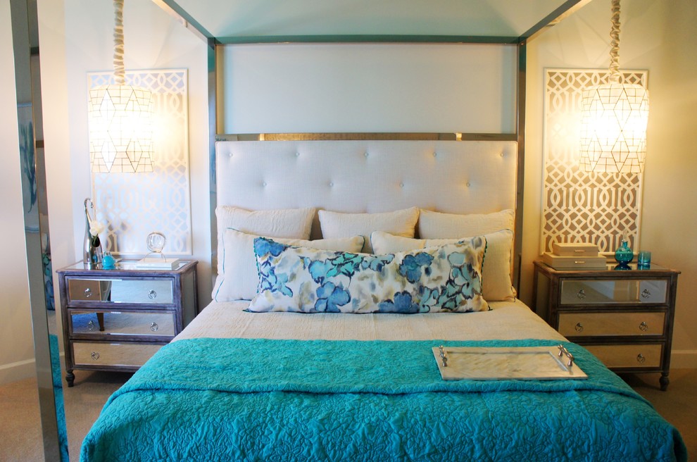 Großes Modernes Hauptschlafzimmer ohne Kamin mit beiger Wandfarbe und Teppichboden in Miami