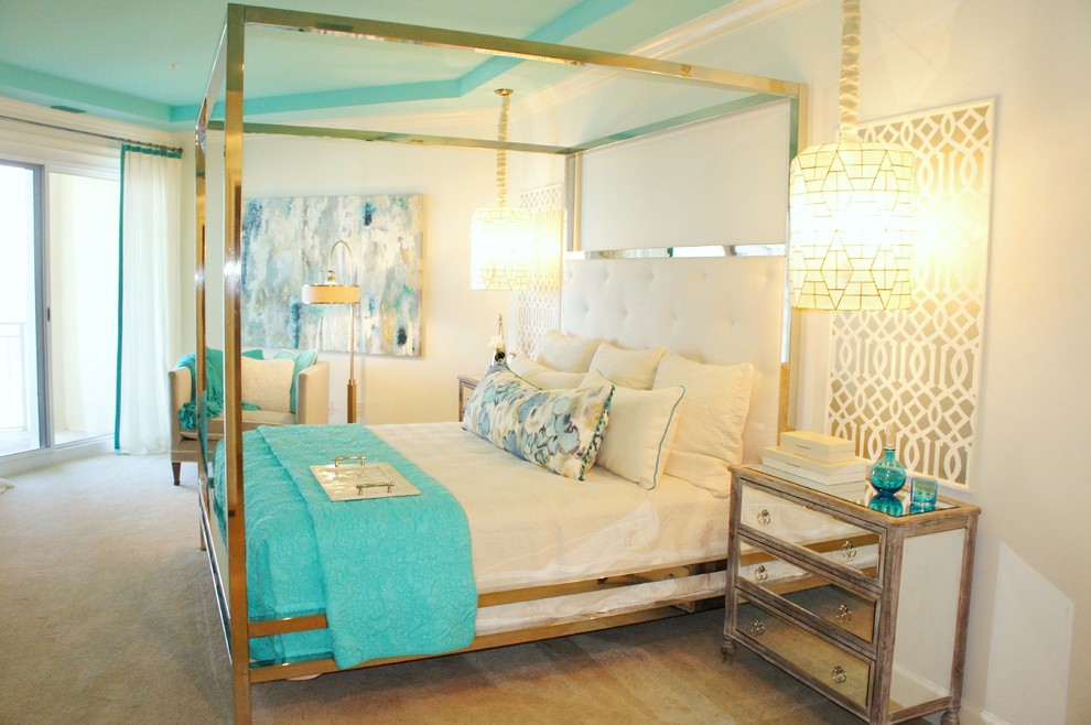 Großes Modernes Hauptschlafzimmer ohne Kamin mit beiger Wandfarbe und Teppichboden in Miami