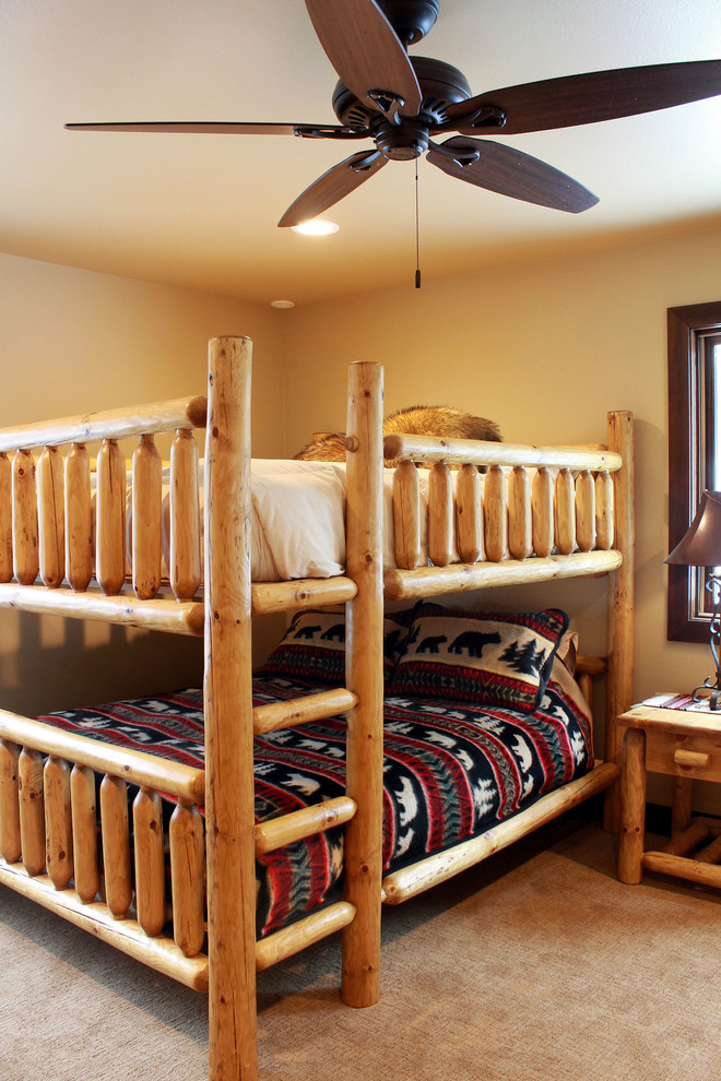 На фото: гостевая спальня среднего размера, (комната для гостей) в стиле рустика с бежевыми стенами и ковровым покрытием