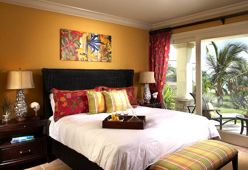 Ejemplo de habitación de invitados costera de tamaño medio sin chimenea con paredes amarillas, moqueta y suelo beige