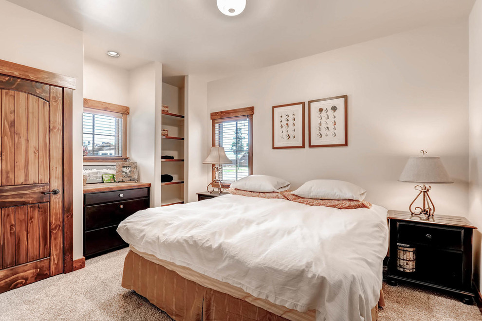 Foto de dormitorio principal rural de tamaño medio sin chimenea con paredes beige y moqueta