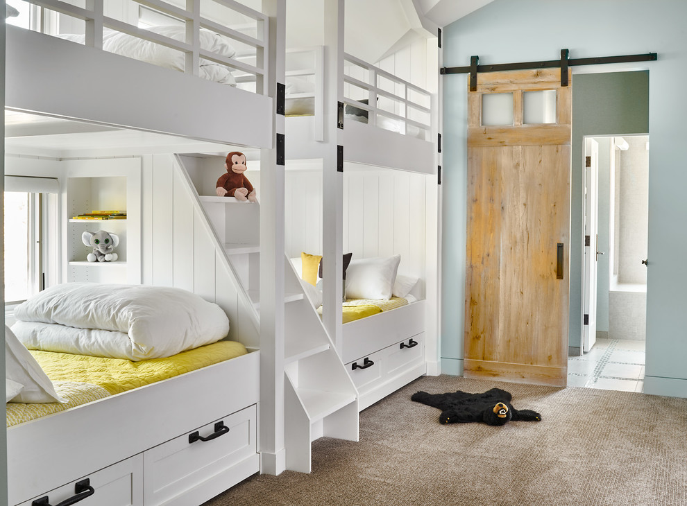 Foto de habitación de invitados rústica de tamaño medio con paredes blancas y moqueta