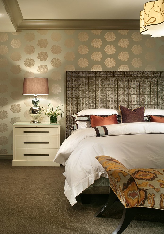 Imagen de dormitorio contemporáneo con paredes verdes y moqueta