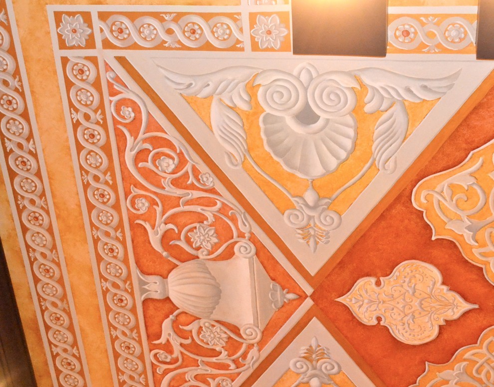 Immagine di un'ampia camera matrimoniale bohémian con pareti multicolore e pavimento con piastrelle in ceramica
