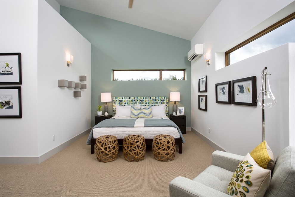 Immagine di una camera da letto design con pareti grigie, moquette e nessun camino