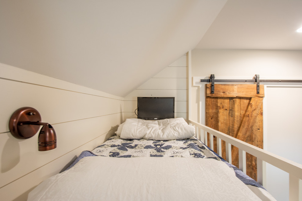 Imagen de habitación de invitados de estilo americano de tamaño medio con paredes beige, suelo de madera oscura y suelo marrón