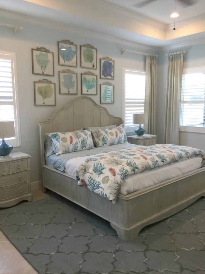 Mittelgroßes Maritimes Hauptschlafzimmer mit grauer Wandfarbe, Keramikboden und beigem Boden in Tampa