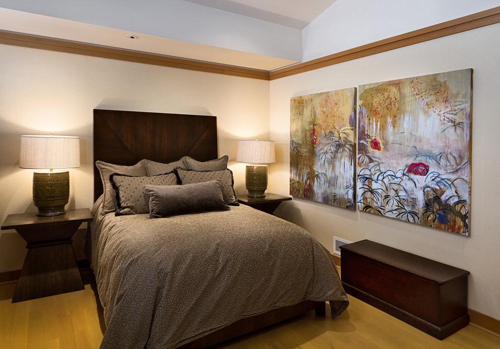 На фото: гостевая спальня среднего размера, (комната для гостей) в стиле неоклассика (современная классика) с белыми стенами, ковровым покрытием и белым полом без камина