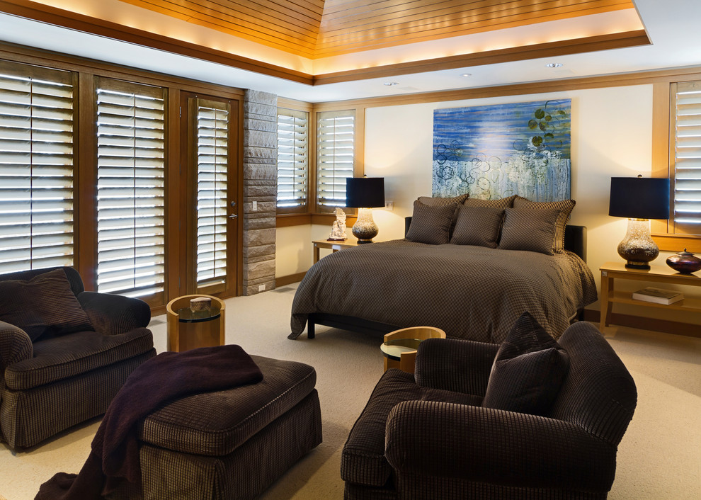 Imagen de habitación de invitados tradicional renovada extra grande sin chimenea con paredes blancas, moqueta y suelo blanco