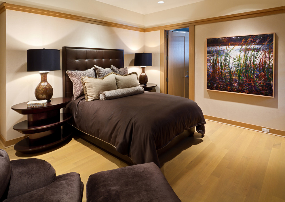 Свежая идея для дизайна: большая гостевая спальня (комната для гостей) в стиле неоклассика (современная классика) с белыми стенами, ковровым покрытием и белым полом без камина - отличное фото интерьера
