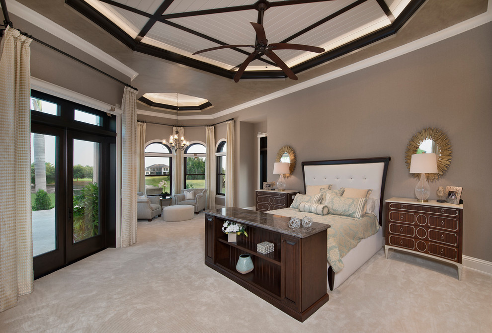 Пример оригинального дизайна: огромная хозяйская спальня в классическом стиле с коричневыми стенами и ковровым покрытием