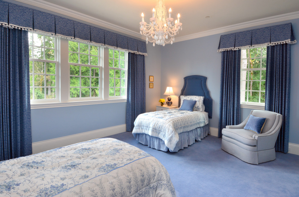Foto de habitación de invitados contemporánea de tamaño medio sin chimenea con paredes azules y moqueta