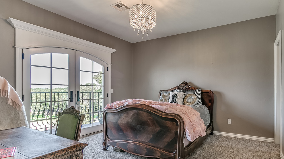 Example of a transitional guest carpeted bedroom design in Oklahoma City