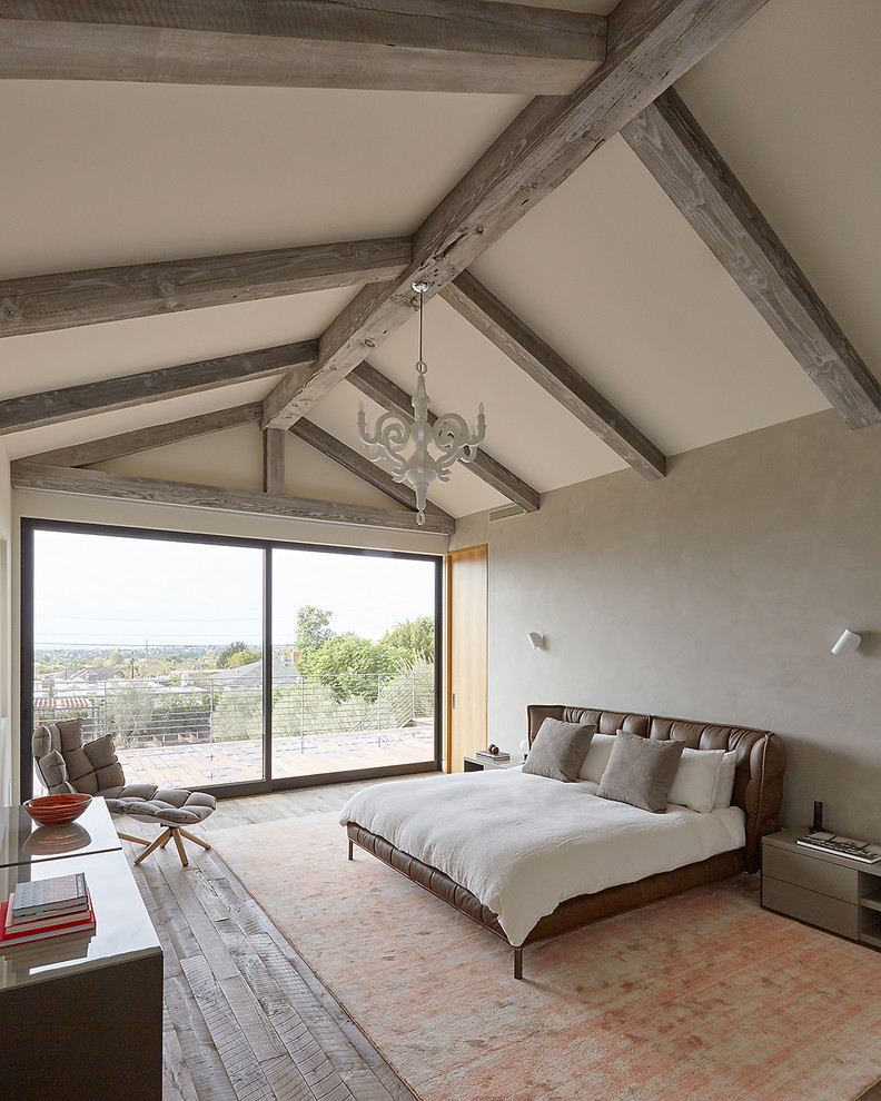 Modernes Hauptschlafzimmer mit beiger Wandfarbe, braunem Holzboden und braunem Boden in Los Angeles