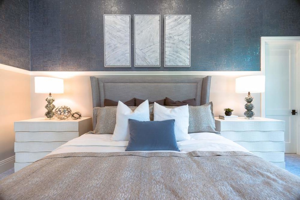 Modelo de habitación de invitados mediterránea grande con paredes azules, moqueta y suelo multicolor