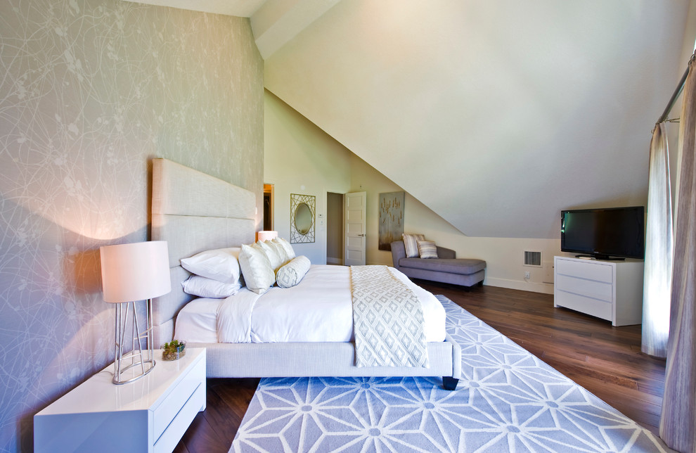 Imagen de dormitorio contemporáneo con paredes multicolor, suelo de madera oscura y techo inclinado