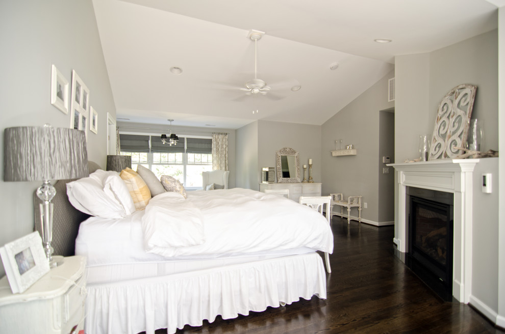 Mittelgroßes Shabby-Style Hauptschlafzimmer mit grauer Wandfarbe, dunklem Holzboden, Kamin und Kaminumrandung aus Holz in Baltimore