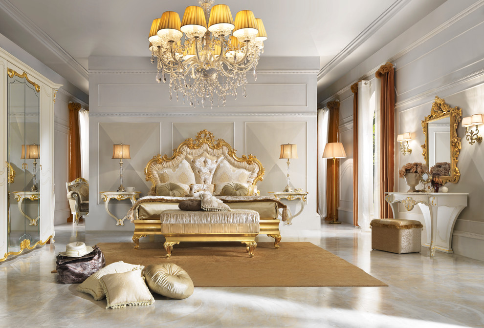Идея дизайна: огромная хозяйская спальня в средиземноморском стиле с белыми стенами
